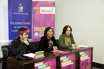 En el lanzamiento del concurso estuvo la directora de PRODEMU, Pamela Farías, la directora de la Oficina de Igualdad de Oportunidades de Género, Carmen Andrade y la fotógrafa María Eugenia Lorenzini.