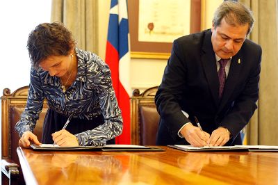 La firma del convenio se realizó este 21 de septiembre en el Palacio Consistorial, y fue firmado por la alcaldesa Carolina Tohá y el decano Jorge Gamonal.