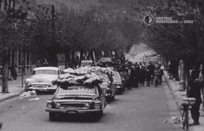 La carroza fúnebre con el cuerpo de Pablo Neruda se hizo acompañar de una multitud de vehículos particulares que se unieron a la caravana.