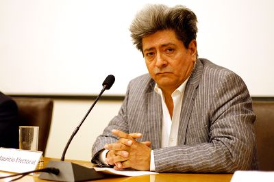 Mauricio Electorat, escritor nacional, quien estuvo a cargo de la presentación del libro. 