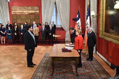 El nuevo ministro de energía Andrés Rebolledo es economista de la Universidad de Chile, tuvo diversos cargos de responsabilidad en la DIRECON y fue embajador en Uruguay.