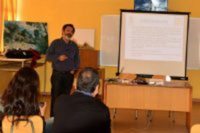El profesor Dante Cáceres compartiendo los resultados del estudio con la población de Chañaral, este 11 de octubre.