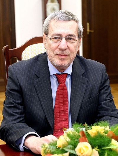Alberto van Klaveren, Profesor Titular de la U. de Chile y director del IEI entre 1995 y 1996.