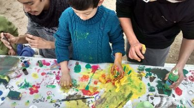 La pintaton fue la primera actividad grupal que hicieron, en la cual pusieron un lienzo en una mesa y lo decoraron pintando con sus manos y esponjas.