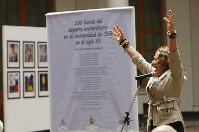 Ana María Barón invitó a todos los asistentes a corear un "ceacheí". 
