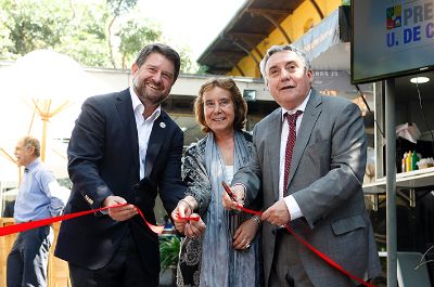 El Rector Ennio Vivaldi encabezó la inauguración de la nueva Plaza de Bolsillo Campus Andrés Bello, junto a la decana de FAU Marcela Pizzi y el intendente Claudio Orrego.