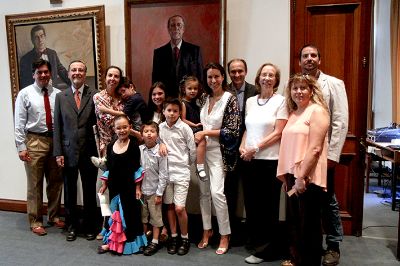 Junto a su familia, el ex rector Víctor Pérez participó de la instalación de su retrato, el cual permanecerá junto al recuerdo de sus antecesores, en el Salón Domeyko de Casa Central.
