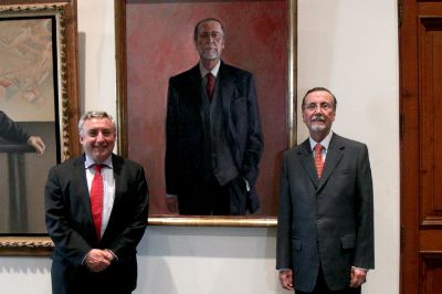 El académico Pablo Ferrer es el autor del retrato del ex rector Víctor Pérez.