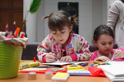Los niños y niñas asistentes al taller pudieron encuadernar un pequeño libro para ilustrar poemas de Gabriela Mistral.