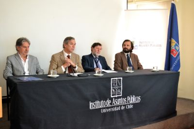 El Subdirector del INAP, Aldo Meneses; el Subsecretario de Defensa, Marcos Robledo; el Director del INAP, Hugo Frühling; y el Director del curso, Cristian Pliscoff.