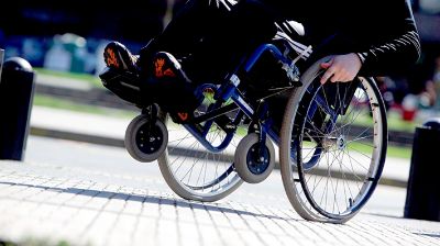 Según la OMS, la discapacidad" incluye condiciones de salud y déficits, limitaciones en la actividad, y restricciones en la participación". 