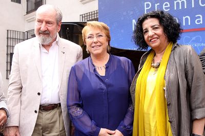 Manuel Silva, Premio Nacional de Literatura 2016; Michelle Bachelet, Presidenta de Chile; y Faride Zerán, vicerrectora de Extensión y Comunicaciones.