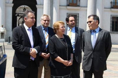 Autoridades de Gobierno y de la Universidad de Chile se reunieron para presentar el auto solar de la FCFM.