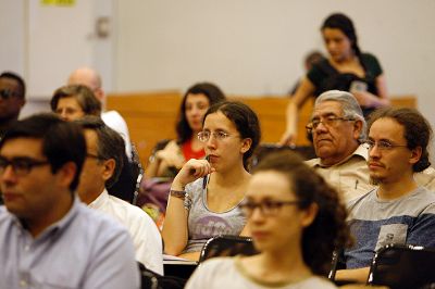 El foro "Por una ley migratoria justa para Chile" se desarrolló en el marco de las jornadas de cierre del proyecto "Contra el racismo nos educamos", coordinado por la profesora María Emilia Tijoux.