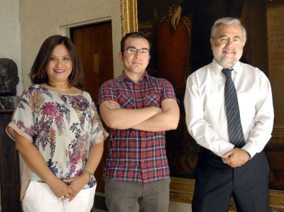 Los profesores Verónica Aliaga y Diego Cifuentes, junto al doctor Manuel Kukuljan.