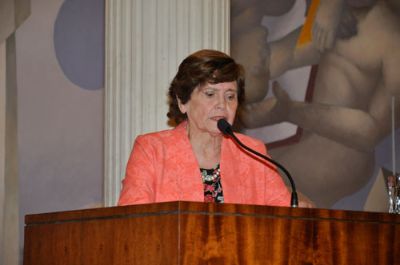 Profesora María Olivia Mönckeberg, Directora del ICEI. 