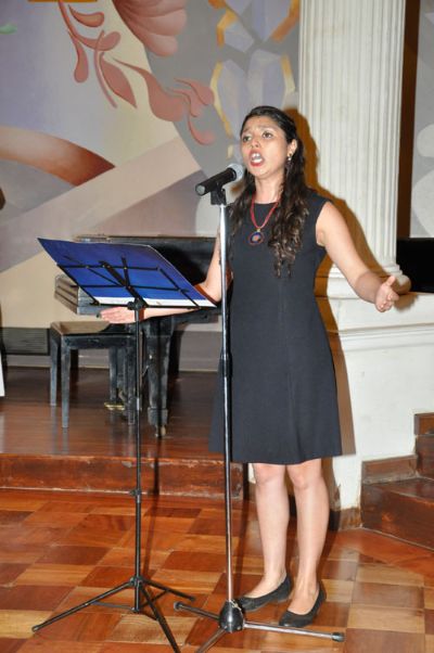 La titulada y ex funcionaria del ICEI, Marilyn Lizama, interpretó junto a los presentes el himno de la U. de Chile al cierre de la ceremonia. 