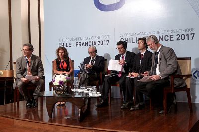 Durante la tarde, se constituyeron mesas de cooperación científica entre autoridades de ambos países para explorar políticas conjuntas de incentivo a la innovación. 