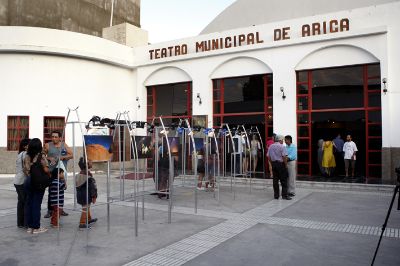 Además de la obra, antes de entrar al Teatro Municipal de Arica, los asistentes y transeúntes pudieron ver una exposición fotográfica.