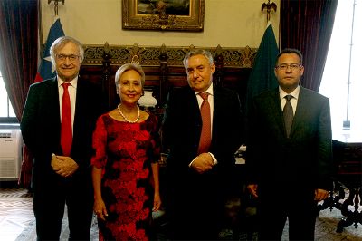 De izquierda a derecha: Director de RRII U. de Chile, Eduardo Vera; embajadora de Guatemala, Rita Díaz; Rector U. de Chile, Ennio Vivaldi; y Consejero Embajada de Guatemala, Rudy Gómez.
