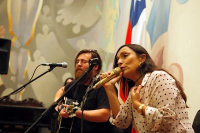 La cantante Javiera Parra realizó una presentación en homenaje a Violeta Parra, en el marco de la celebración del centenario de su nacimiento.