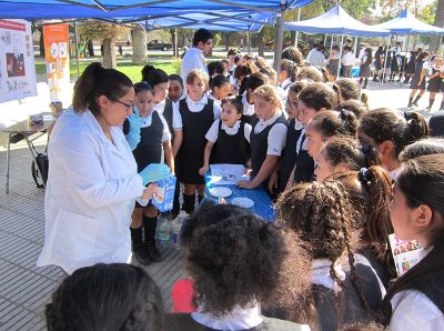 Este miércoles 15 de marzo, las experiencias de los estudiantes del Colegio Lo Boza Dra. Rosalba Lagos Mónaco  en las aulas y laboratorios de la Facultad de Ciencias llegaron hasta la comuna de Renca.