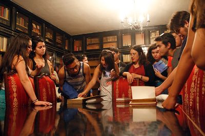 Las visitas guiadas al Archivo están dirigidas a estudiantes, profesores, investigadores y público general interesado en conocer los espacios y colecciones de AB.