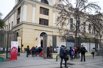 El Archivo Central Andrés Bello es parte de la Casa Central de la U. de Chile. Su entrada está ubicada en Arturo Prat 23.