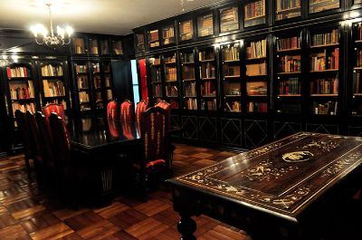 Las distintas salas del Archivo se componen de sillas, estanterías y vitrinas que hablan de las bibliotecas desaparecidas de las cuales este espacio es heredero.