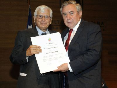 El doctor Lautaro Vargas también recibió su diploma por parte del doctor Ennio Vivaldi.
