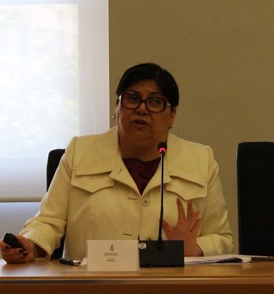 Profesora Nora González, Coordinadora Académica de la F. de Derecho.