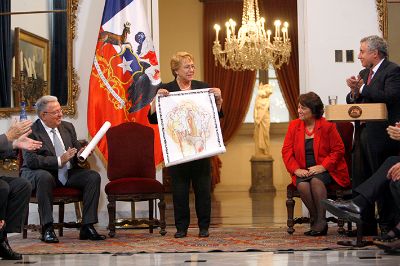 La Presidenta Bachelet también recibió el afiche de manos del Rector Ennio Vivaldi, en la visita que los rectores hicieron a La Moneda.