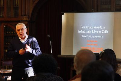 Juan Carlos Sáez, integrante del OLL, presentó su estudio "25 años de la industria del libro en Chile".