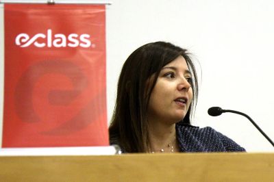 La directora comercial de programas corporativos de inglés en E-Class, Ximena Torrealba, explicó que el curso combina clases presenciales con trabajo a través de una plataforma en línea.