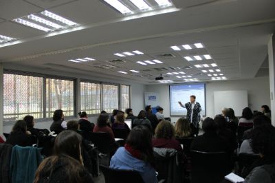 La académica Cintrón también participó como panelista en el Seminario internacional educación superior: ¿pública o privada?, realizado el 16 de mayo en Casa Central.