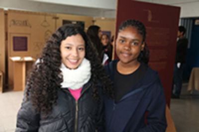 Nathali Villa (Colombia) y Shakira Jean (Haití), estudiantes inmigrantes de segundo año medio en la Escuela Profesora Gladys Valenzuela de Lo Prado.