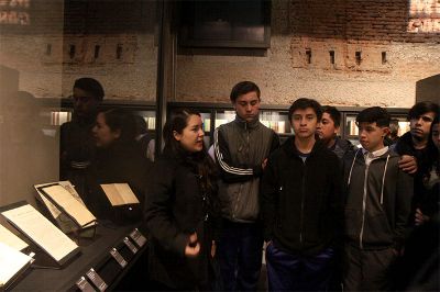 Estudiantes de octavo básico del Liceo Dr. Luis Vargas Salcedo de la comuna de Cerrillos participaron del Taller "Arte y Oficios" del Archivo Central Andrés Bello.
