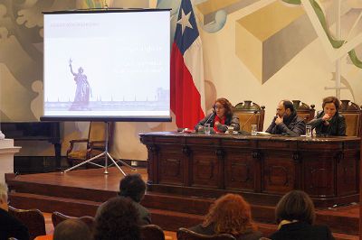 En la mesa "Sexo y política", Gabrielle Houbre estuvo acompañada por los académicos de la Facultad de Filosofía y Humanidades, Margarita Iglesias y Kamal Cumsille.