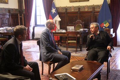 En su visita a la U. de Chile, el ministro Jean-Yves Duclos se reunió con el Rector Ennio Vivaldi. 
