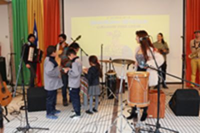 En el concierto didáctico, los escolares subieron al escenario para tocar instrumentos junto a los músicos y así aprender ritmos latinoamericanos.