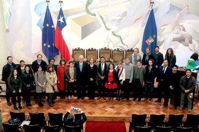 Autoridades y becarios presentes en el trigésimo aniversario del Programa Erasmus de la Unión Europea.