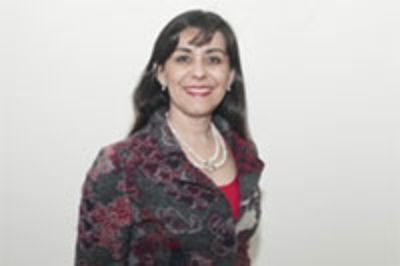 Marcia Erazo, académica del Instituto de Salud Poblacional de la Facultad de Medicina y asesora de la OMS, critica los esfuerzos de las tabacaleras por frenar las estrategias antitabaquismo en Chile.