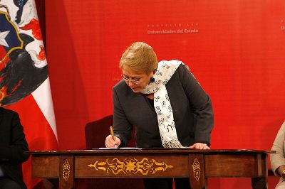 La Presidenta Michelle Bachelet firmó esta mañana en La Moneda esta iniciativa legal para las universidades estatales.