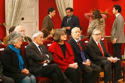 Participaron de la ceremonia de firma representantes de las universidades estatales, entre ellos, la vicerrectora de Asuntos Académicos de la U. de Chile, Rosa Devés.