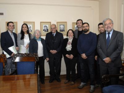Los premiados junto a algunos de los tutores y los doctores Jorge Allende, Catherine Connelly y el decano Manuel Kukuljan.