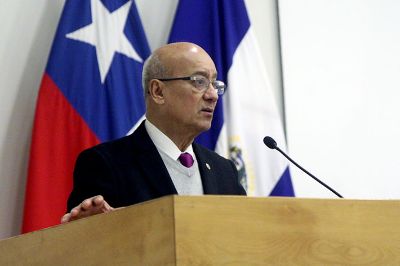 Por su parte, el embajador de El Salvador expresó la importancia de que sean las universidades públicas las que abran los espacios para estas discusiones.