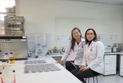 Javiera Cornejo, directora del Laboratorio de Inocuidad de los Alimentos junto a Lisette Lapierre, directora de Investigación y Desarrollo.