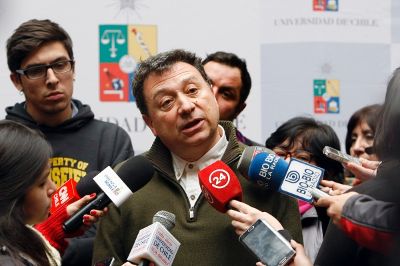 El Vicepresidente del Senado, Juan Carlos Letelier, afirmó que no se trata de una "defensa corporativa" de la Universidad de Chile.