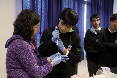 Este es el segundo año consecutivo en que los estudiantes de enseñanza media de la Región Metropolitana podrán conocer en primera persona la labor de un científico.
