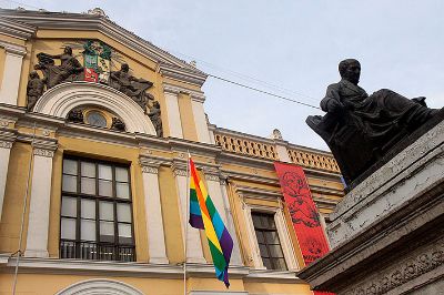 A primera hora del día la Universidad de Chile izó la bandera de la diversidad sexual en su Casa Central como muestra de su compromiso con el pluralismo y la tolerancia.